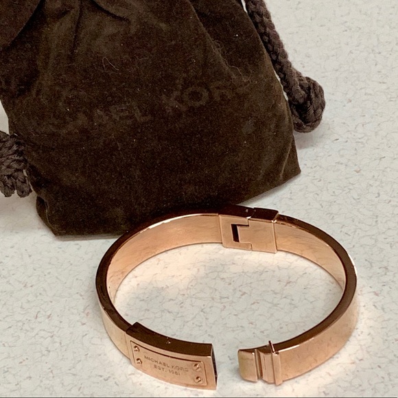 MICHAEL KORS ROSE TONE LOGO PLATE BANGLE NWOT - Picture 7 of 8